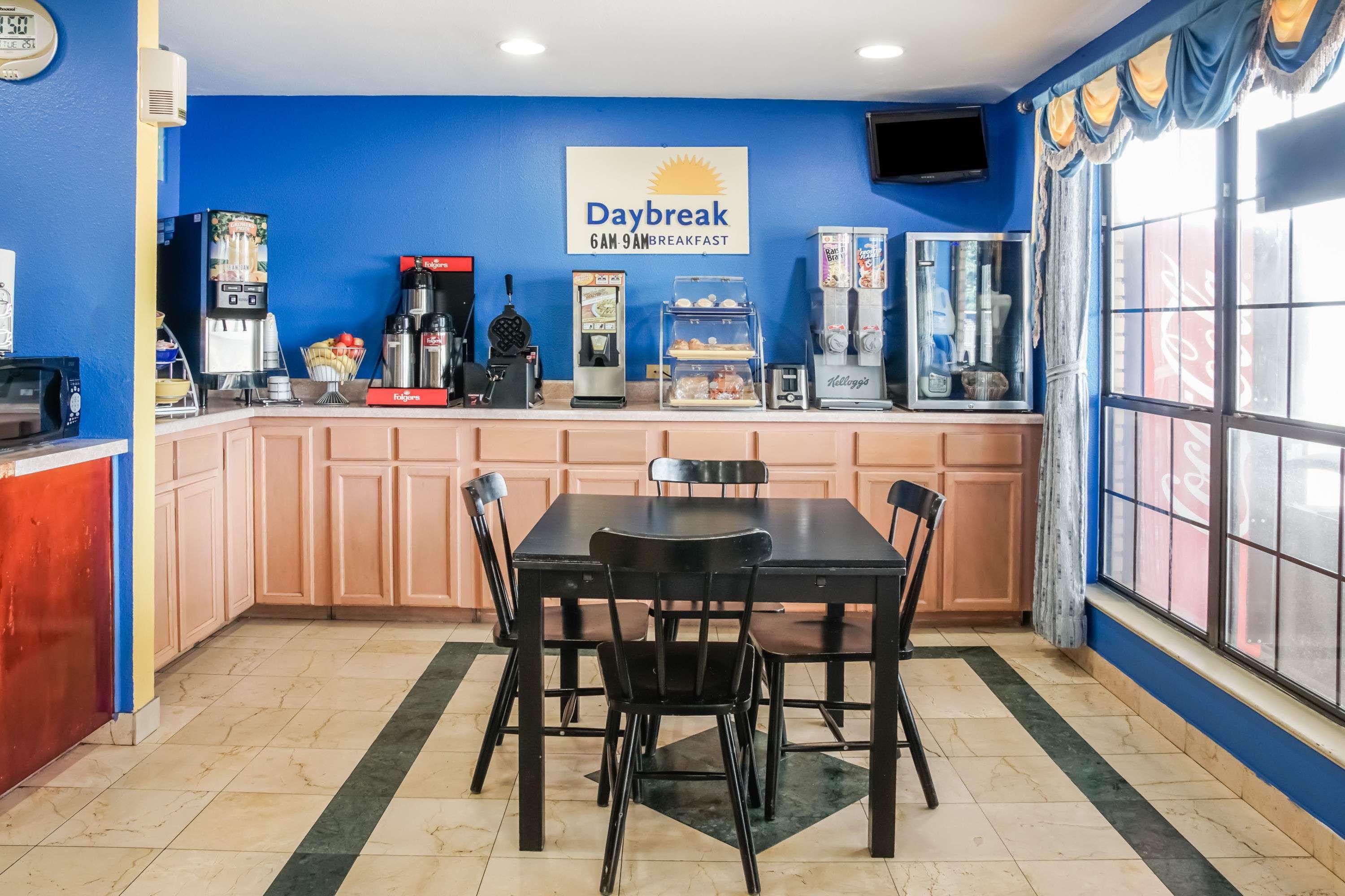 Days Inn By Wyndham Bastrop Exterior foto